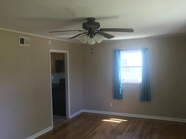 808 4th St W — Photo 3