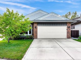 120 E Woodbrook Close SW, Calgary, AB T2W4E9