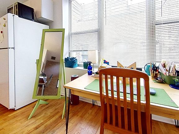 2nd image of 900 W Gunnison St #304