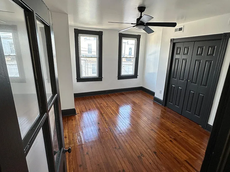 139 N Linwood Ave — Photo 8