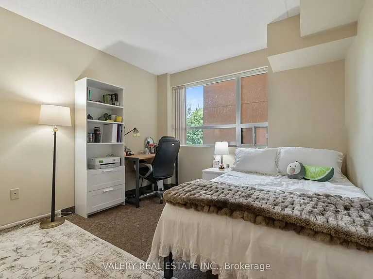 1686 Main St W #905 — Photo 4