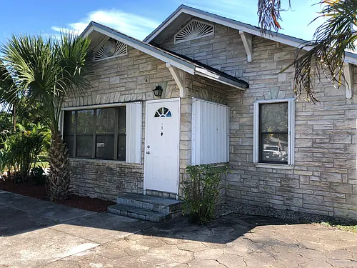 212 NW 11th St. Photo 1