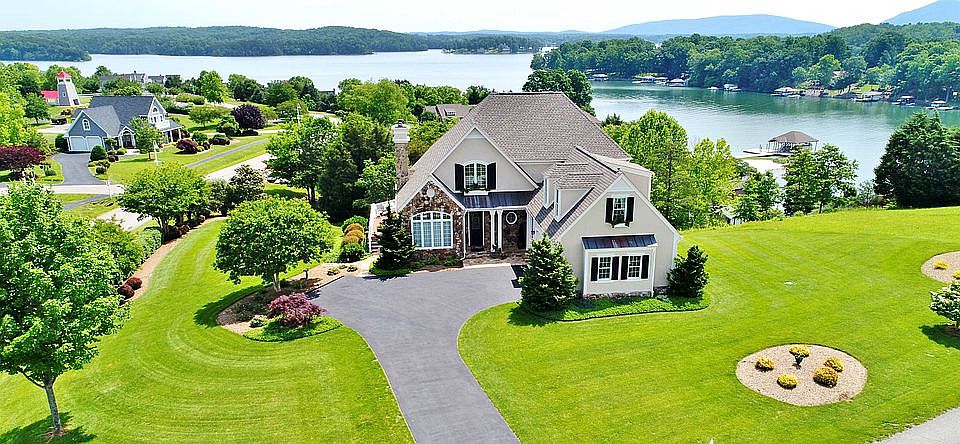 1st image of 15 Harbor Hill Dr
