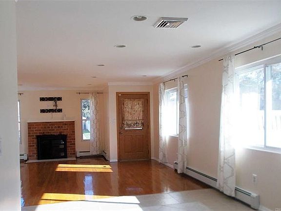 3rd image of 932 Essex Ct