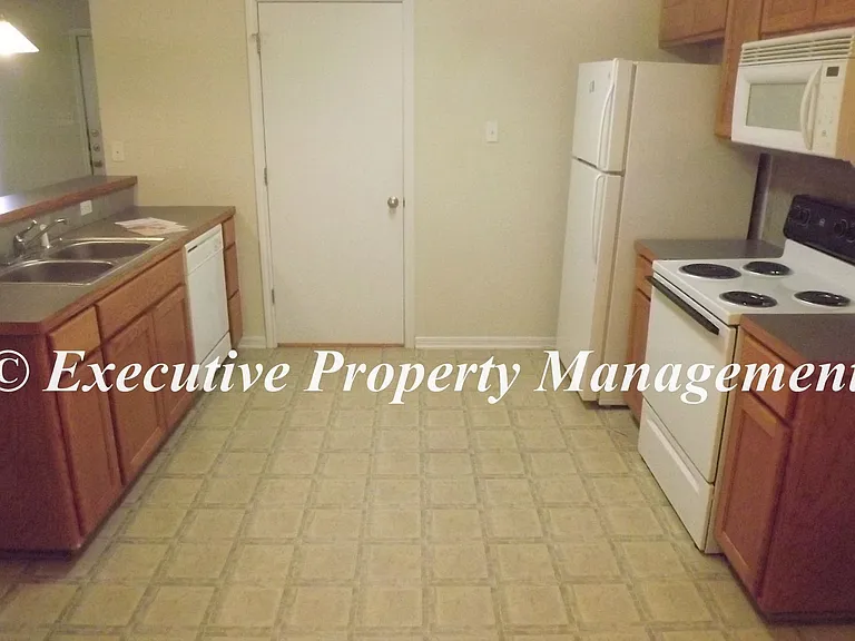208 Janelle Dr — Photo 5