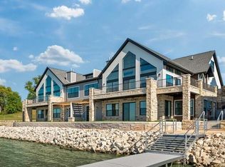 218 Lakeview Cir, Beaver Dam, WI 53916