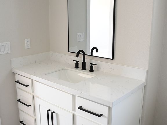 1609 WILLOW LANTANA BATHROOM