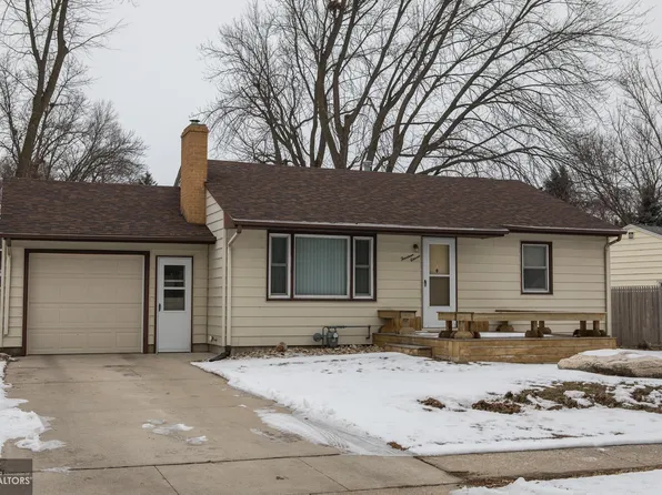 1411 S 2nd St, Clear Lake, IA 50428