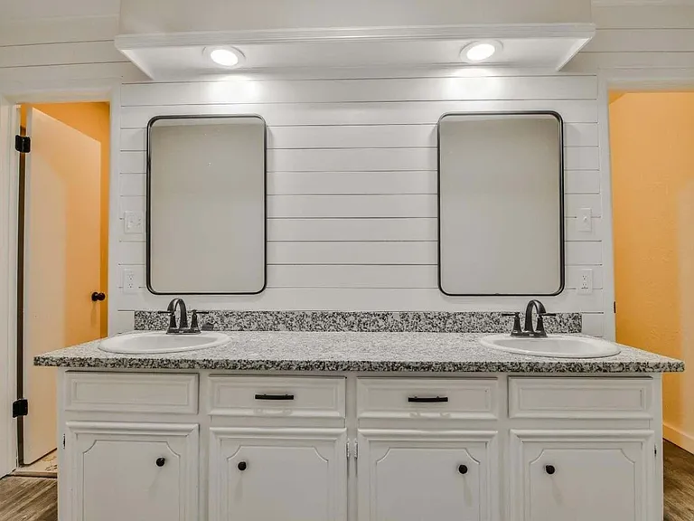 8007 Elmwood Ave — Photo 11