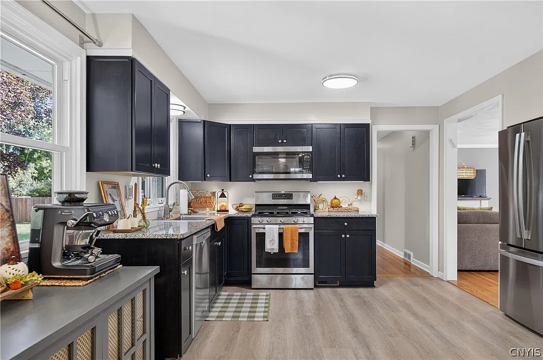 3 bed, 1.0 bath, 1610 sqft, $3,200 — Photo 4