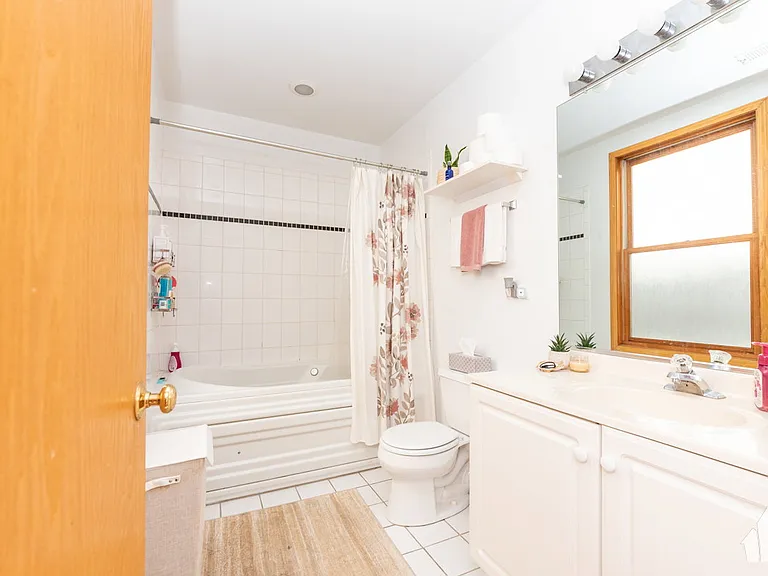 1940 W Diversey Pkwy #1W — Photo 14