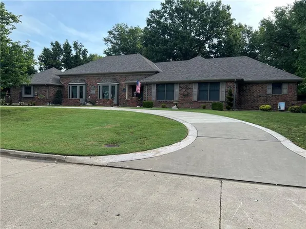 812 Elmwood Ln, Pittsburg, KS 66762