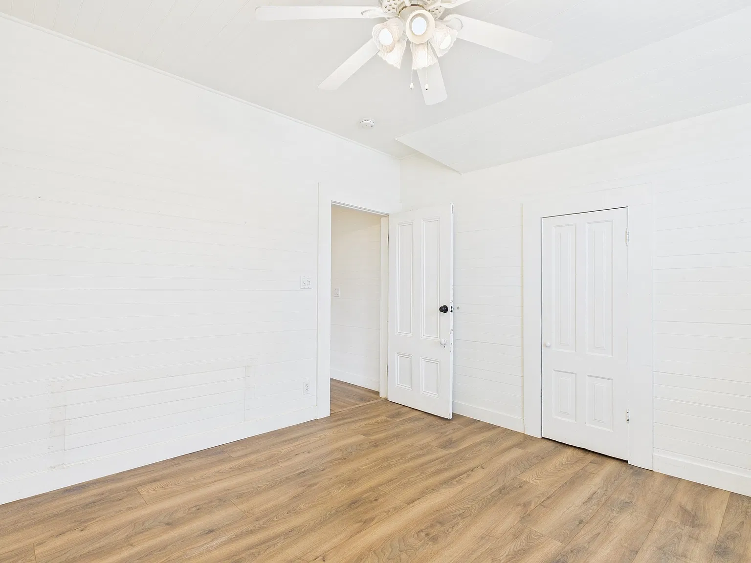 2 bed, 750 sqft, $2,300 — Photo 3