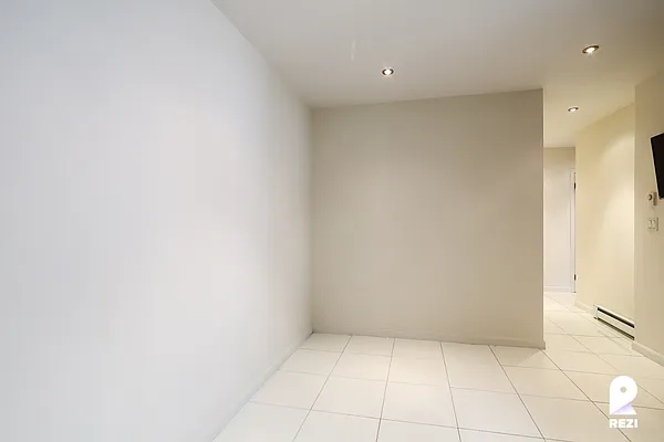 Rented by REZI | media 32