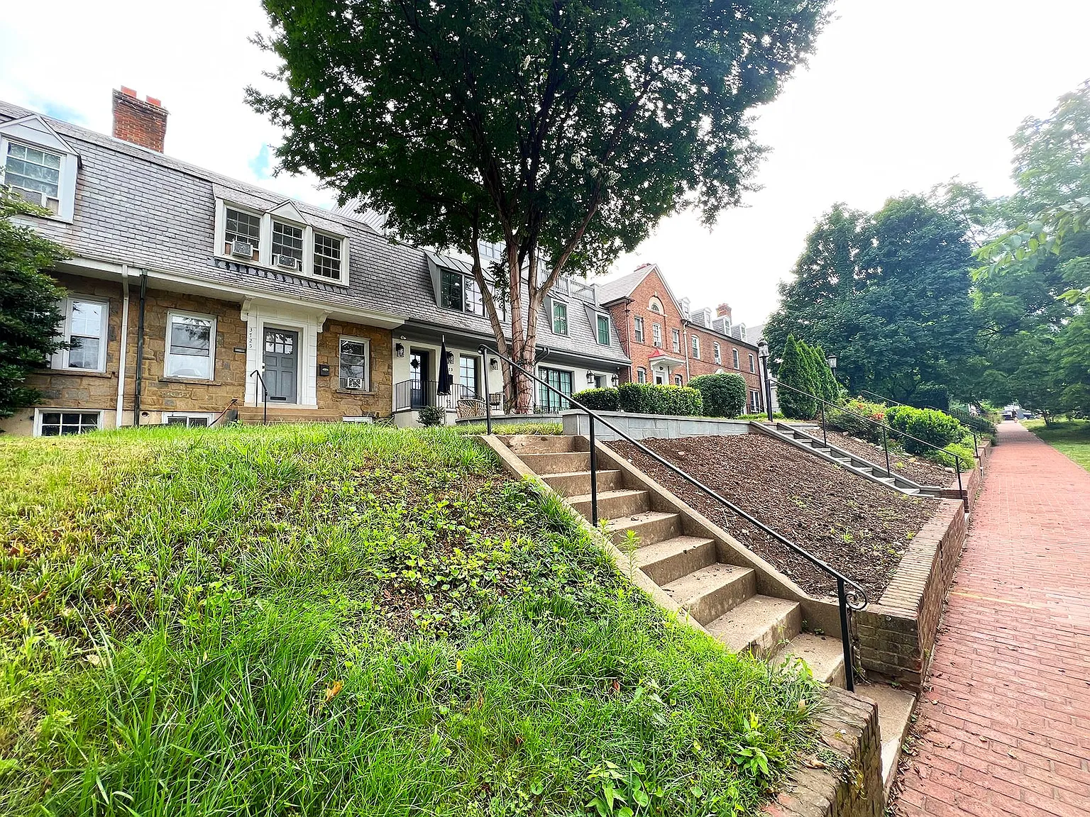 6 bed, 2700 sqft, $7,150 — Photo 1