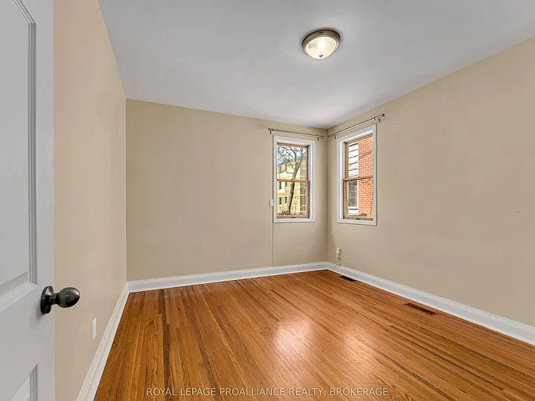 524 College St — Photo 23