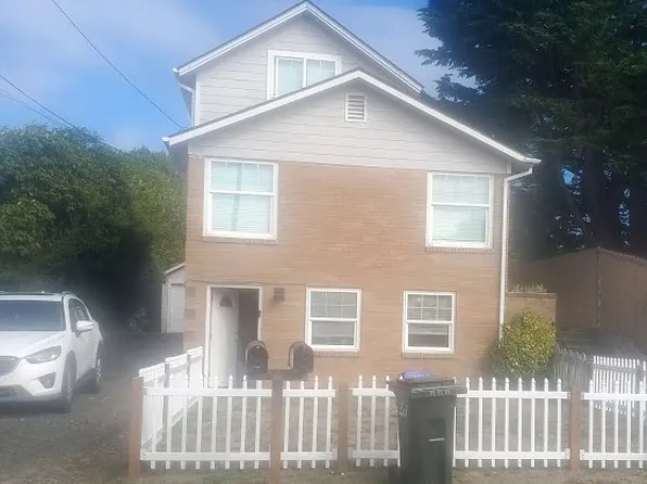 1679 Monroe St #A, North Bend, OR 97459