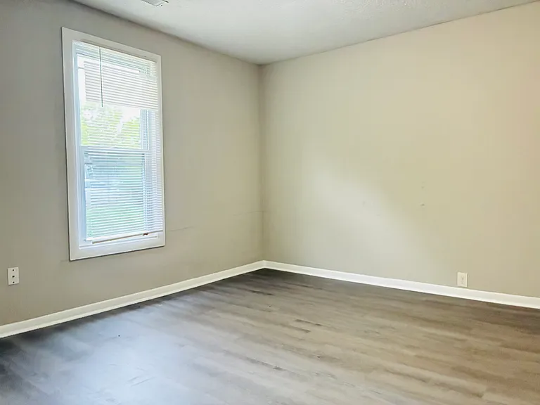 514 S Maple St — Photo 26