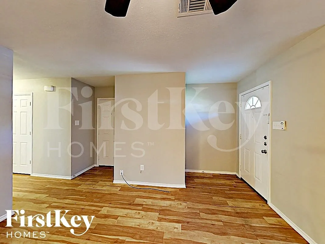 3 bed, 2.0 bath, 1359 sqft, $2,200 — Photo 2