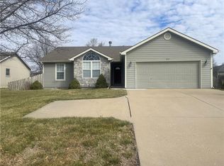 1831 E 4th St, Tonganoxie, KS 66086