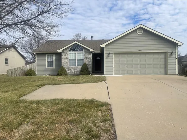 1831 E 4th St, Tonganoxie, KS 66086