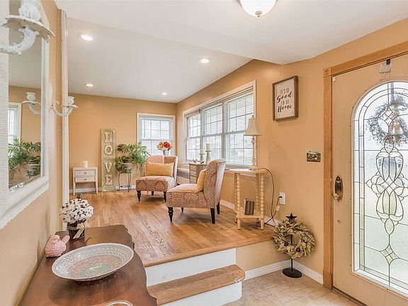 3rd image of 12 Maywood Pl