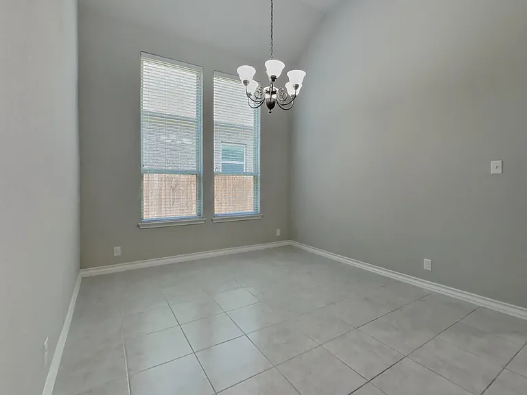 Spacious room with ample natur