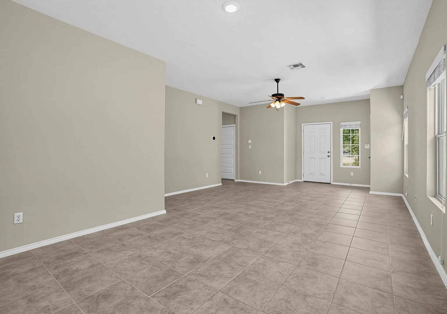 Spacious 4-Bedroom Home with First-Floor Primary & Upstairs Loft in Abbott Place — Photo 4