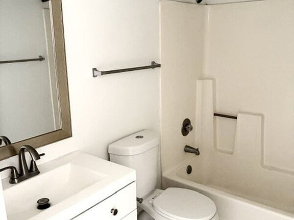 4th image of 846 N Revere Unit 201