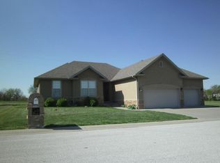 321 E McKale Dr, Marionville, MO 65705