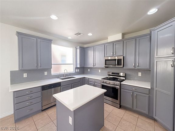2nd image of 2843 Dunnottar Ave