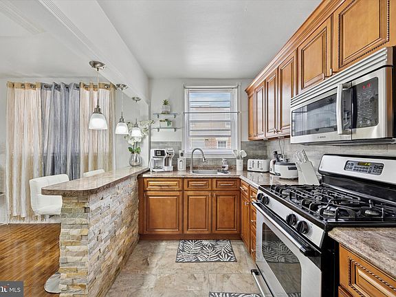5th image of 4537 Oakmont St