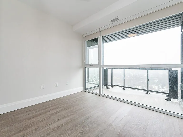 460 Columbia St W — Photo 86