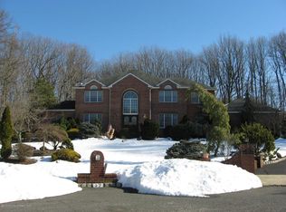 27 Green Ridge Dr, Manalapan, NJ 07726
