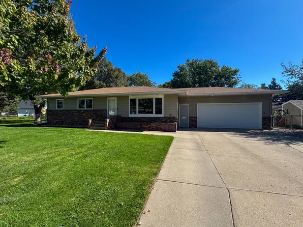 1714 McIlvaine Ct SW, Huron, SD 57350