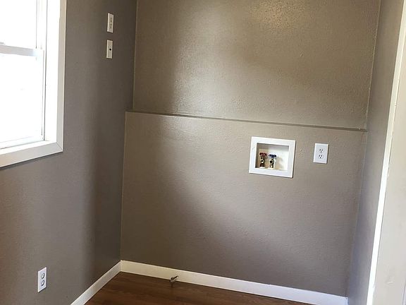 Washer dryer & mud room