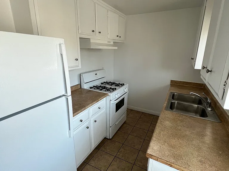 1420 Walnut Ave #8 — Photo 3