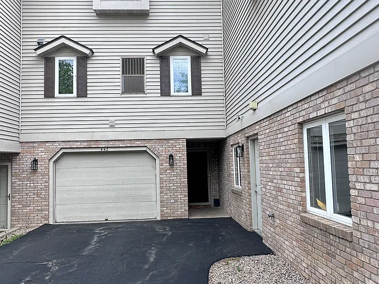 442 Meadowridge Cir — Photo 3