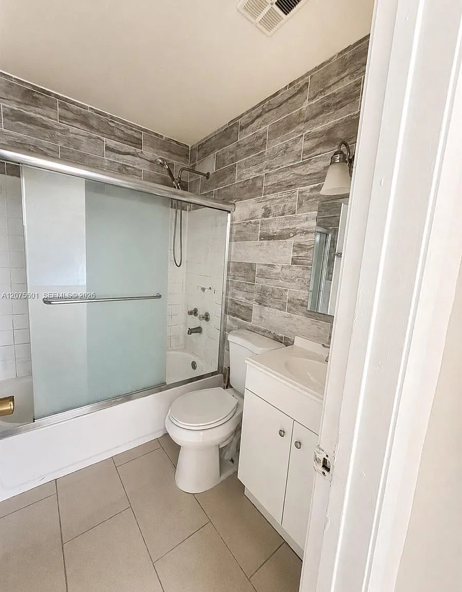Lake & Tennis Villas Ph 1 — Photo 3