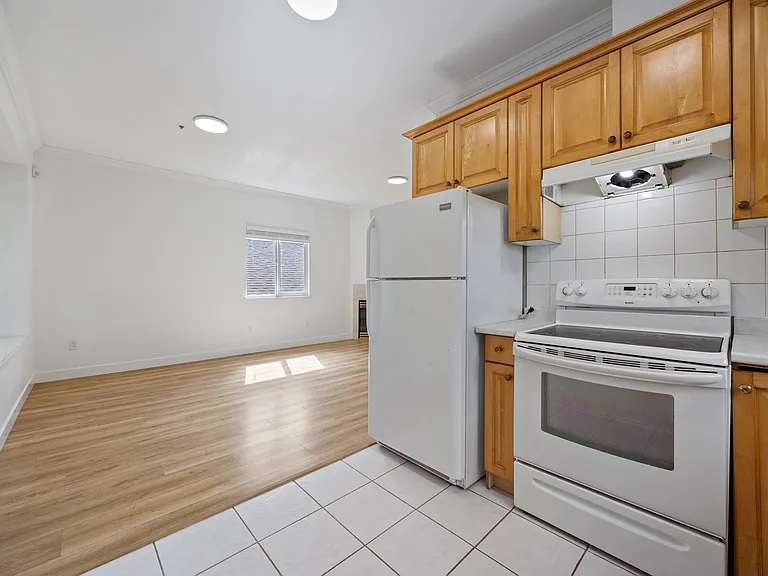 2320 Dundas St — Photo 7