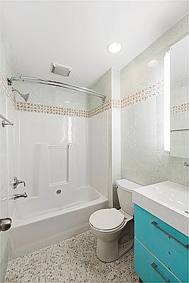 5th image of 402 Washington Ave APT 4