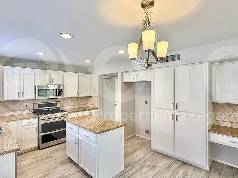 1481 E Cheyenne St — Photo 14