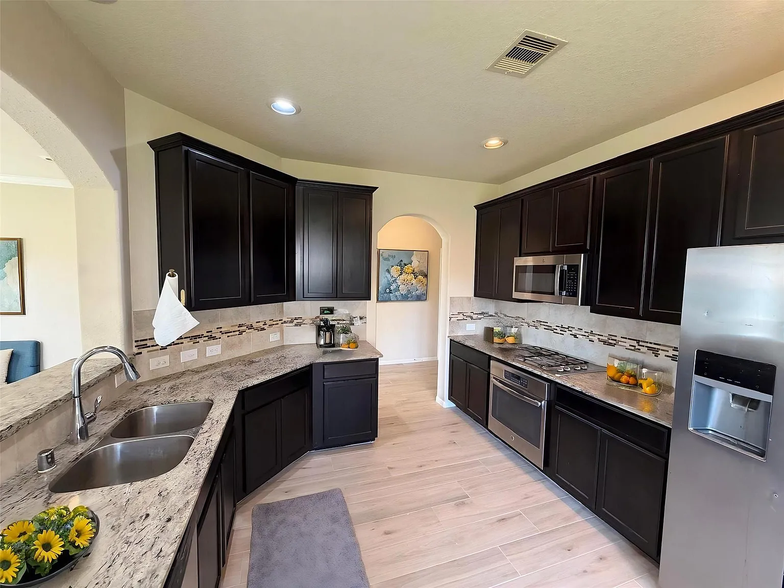 5 bed, 3.5 bath, 2848 sqft, $2,695 — Photo 3