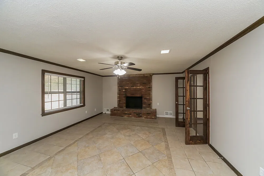 3 bed, 2.5 bath, 2284 sqft, $2,295 — Photo 4