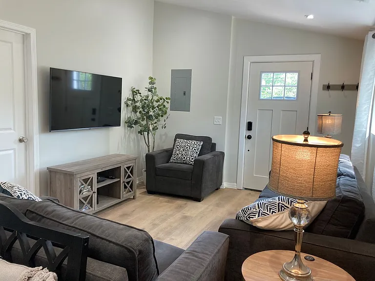 815 College St NW — Photo 6