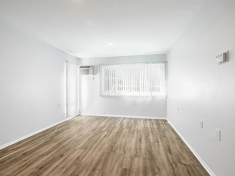 5405 Lindley Avenue — Photo 11