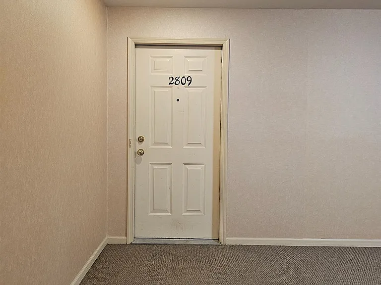 2809 Ridgefield Ct — Photo 2