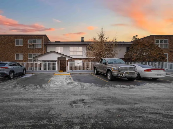 11450 40th Ave NW #102, Edmonton, AB T6J 0R5