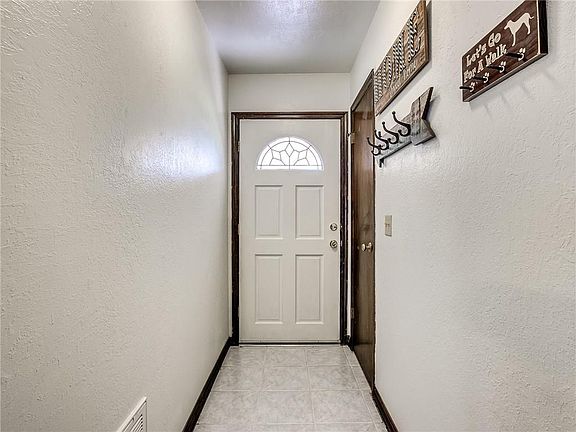 5th image of 1204 Oakwood Dr