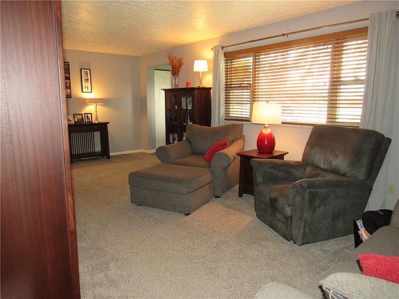 3rd image of 20 Beechnut Dr